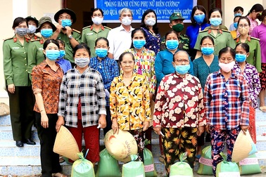 Tặng 230 phần quà cho hội viên phụ nữ bị ảnh hưởng dịch Covid-19