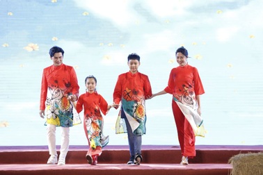 Quỳnh Hoa, Anh Quân, Ngọc Tiên trình diễn áo dài