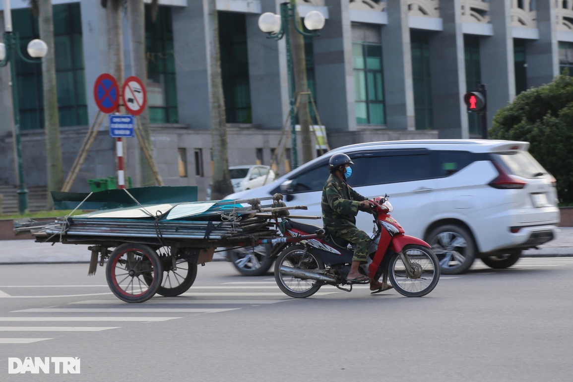 Xe ba gác ngược xuôi, tất tả gom nhặt những chuyến hàng Tết - 5 Xe ba gác ngược xuôi, tất tả gom nhặt những chuyến hàng Tết - 5