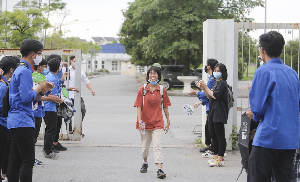 Thanh niên tình nguyện sát cánh cùng thí sinh thi tốt nghiệp THPT 2020 - 1 Thanh niên tình nguyện sát cánh cùng thí sinh thi tốt nghiệp THPT 2020 - 1
