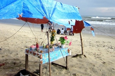 Phát hiện nam thanh niên chết trong tư thế treo cổ bên đường