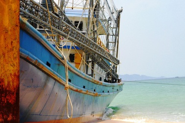 Vụ tàu nước ngoài bị mắc cạn: Bơm chuyển gần 300 tấn dầu