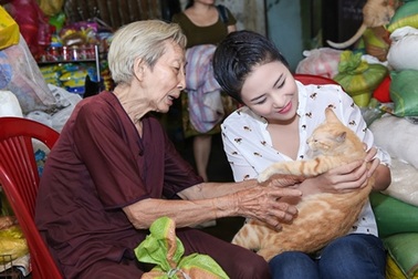 Hoa hậu Ngọc Hân thăm cụ bà neo đơn cưu mang chó mèo bị bỏ rơi