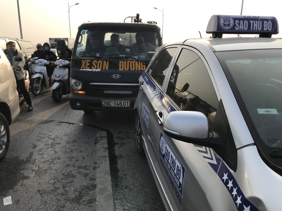 5 ô tô tông nhau trên cầu Vĩnh Tuy, giao thông tê liệt - 5 5 ô tô tông nhau trên cầu Vĩnh Tuy, giao thông tê liệt - 5