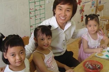 Chuyện “hậu trường” của hotboy giữ trẻ