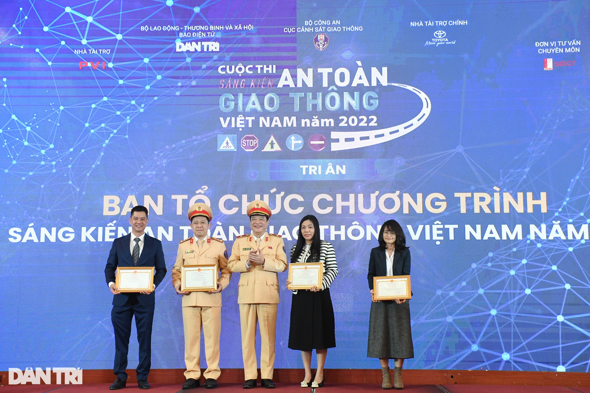Toàn cảnh Lễ trao giải Cuộc thi Sáng kiến an toàn giao thông Việt Nam 2022 - 11 Toàn cảnh Lễ trao giải Cuộc thi Sáng kiến an toàn giao thông Việt Nam 2022 - 11