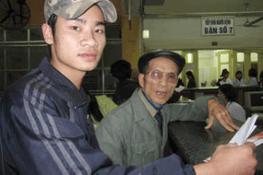 Bị từ chối phục vụ vì mẫu thẻ BHYT cũ