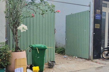 Hai học sinh ném thi thể thai nhi xuống bãi đất trống ở TPHCM