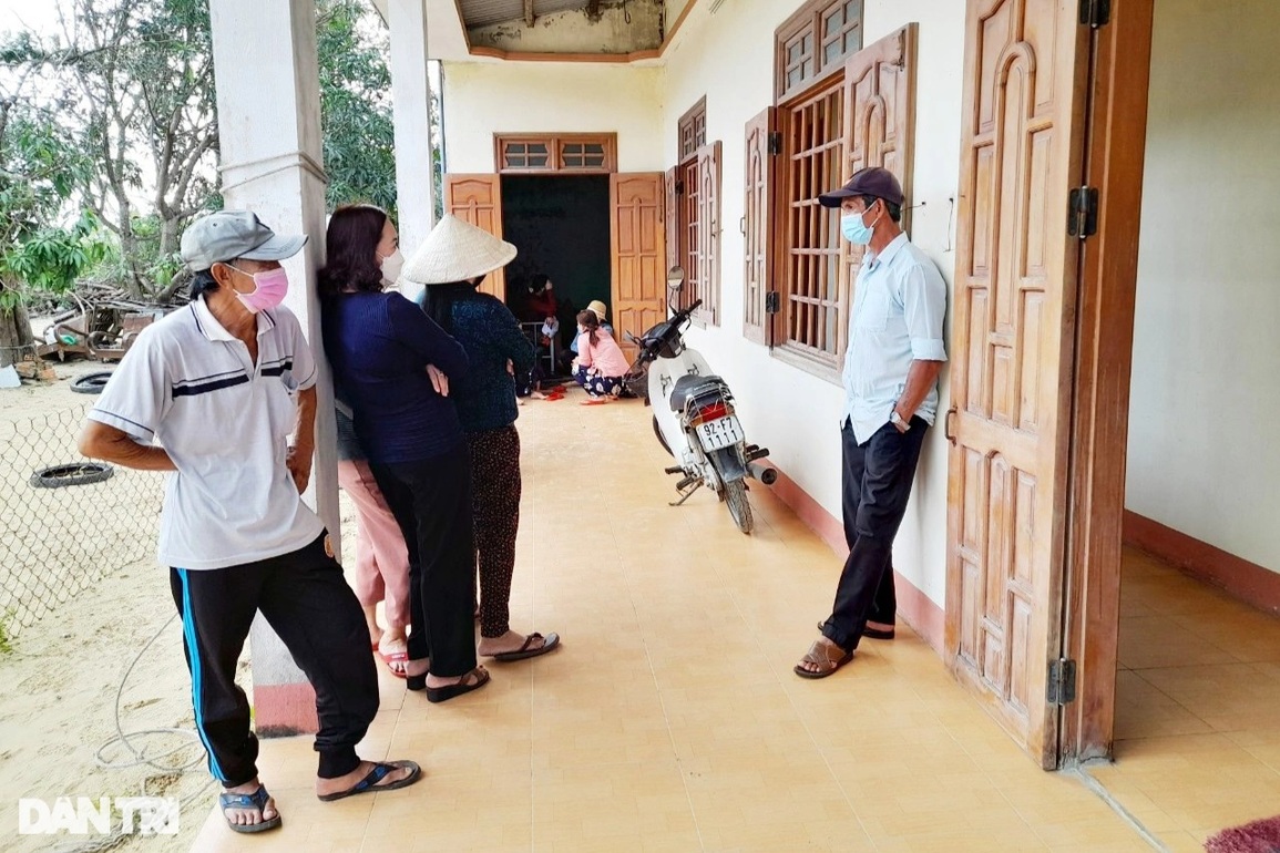Thực nghiệm hiện trường vụ bé gái 5 tuổi bị cha ruột ném xuống sông - 8 Thực nghiệm hiện trường vụ bé gái 5 tuổi bị cha ruột ném xuống sông - 8