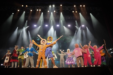 Thùy Chi, Quang Tuấn bất ngờ với dàn diễn viên của nhạc kịch "Shrek"