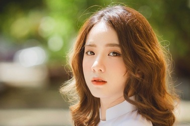 Lạ lùng hot girl rất xinh nhưng chẳng bao giờ cười khi chụp ảnh vì... tự ti