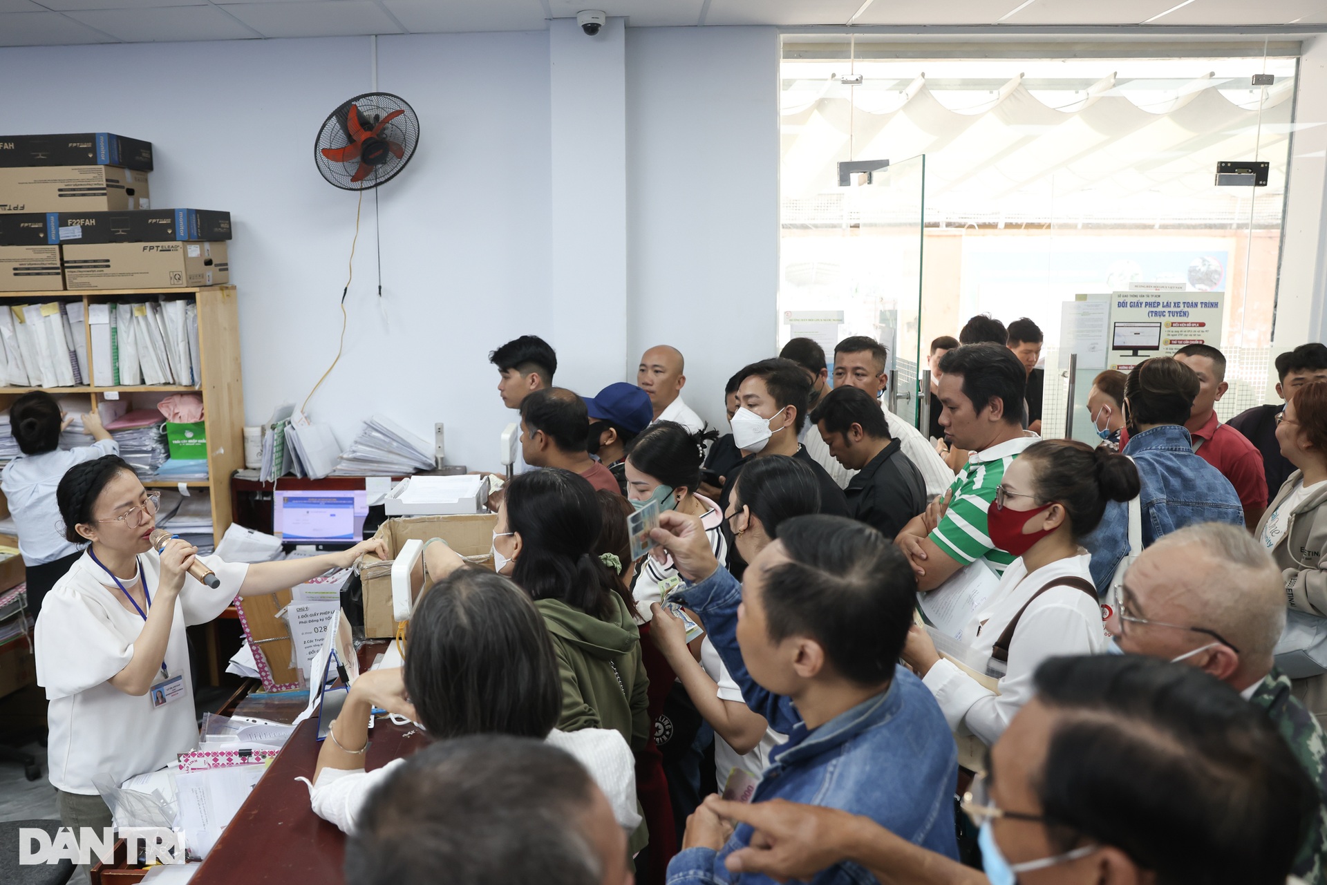 Người dân TPHCM đi đổi giấy phép lái xe từ lúc rạng sáng - 2 Người dân TPHCM đi đổi giấy phép lái xe từ lúc rạng sáng - 2