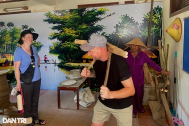 Xem khách Tây làm trâu cày, dân làng rước kiệu Bà Cầu