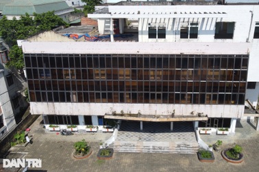 Hàng loạt trụ sở cũ bỏ hoang trên đại lộ đẹp nhất Thanh Hóa