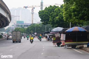 Biến lòng đường thành nơi buôn bán, tiểu thương nói "để chúng tôi kiếm tý"