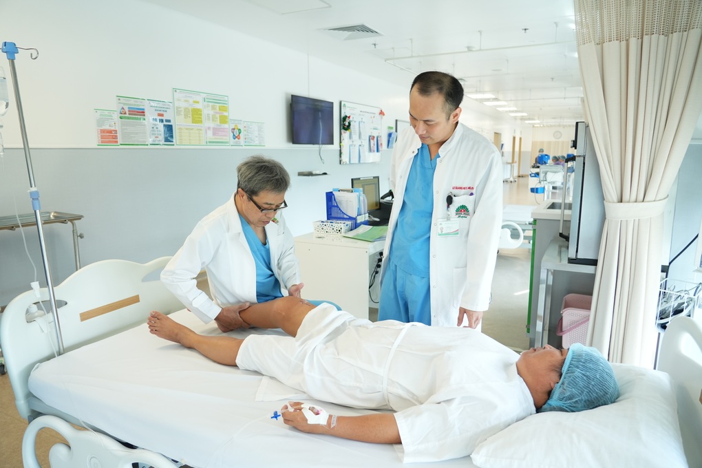 Thay khớp gối không cắt gân cơ và sự hồi sinh kỳ diệu sau 9 năm dài đau đớn - 3 Thay khớp gối không cắt gân cơ và sự hồi sinh kỳ diệu sau 9 năm dài đau đớn - 3