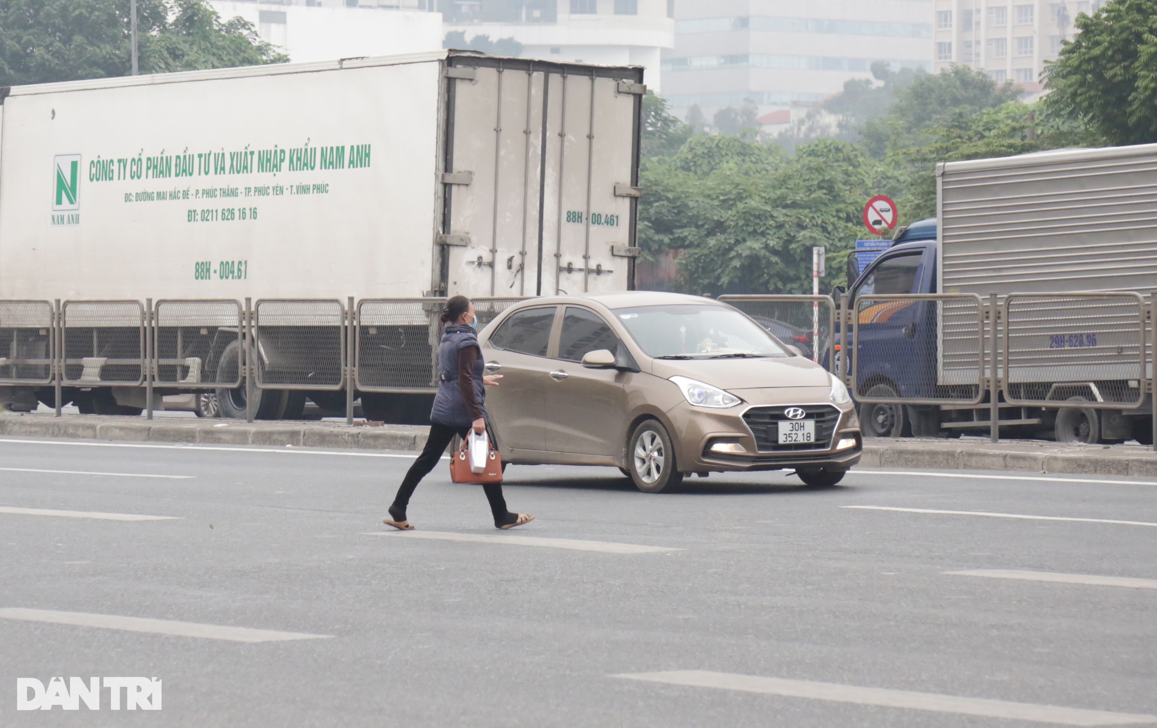 Người Hà Nội bất ngờ khi bị xử phạt vì sang đường tùy tiện - 2