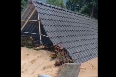 Hai căn nhà sập hoàn toàn trong mưa lũ