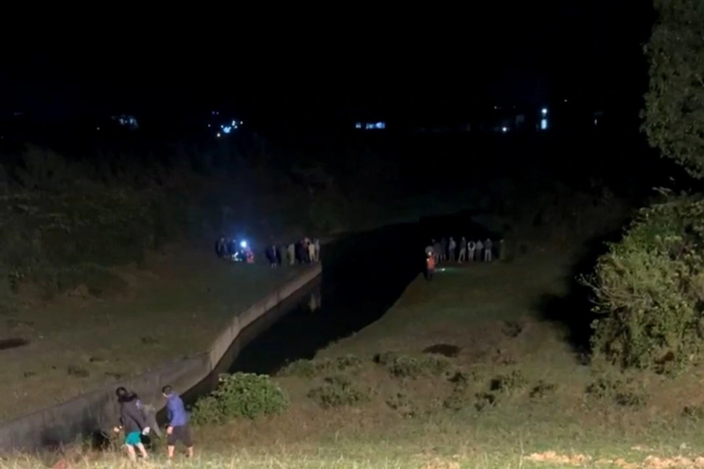 Hai bé trai tử nạn dưới hồ chứa nước Tàu Voi - 1 Hai bé trai tử nạn dưới hồ chứa nước Tàu Voi - 1