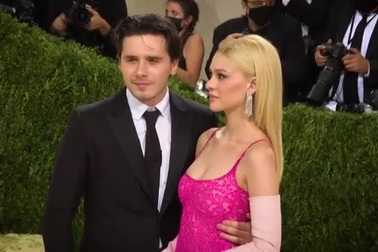 Brooklyn Beckham và hôn thê Nicola Peltz xuất hiện tại Met Gala 2021