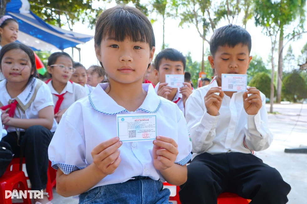 Báo Dân trí trao thẻ Bảo hiểm y tế tới hàng trăm học sinh miền Trung - 3 Báo Dân trí trao thẻ Bảo hiểm y tế tới hàng trăm học sinh miền Trung - 3