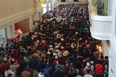 Hàng nghìn du khách chen chân, xếp hàng mua vé lên Fansipan dịp nghỉ lễ