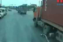 Xe con bất ngờ lao sang làn ngược chiều, đối đầu trực diện với xe container