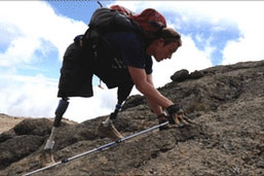 Cụt 2 chân chinh phục núi cao nhất châu Phi