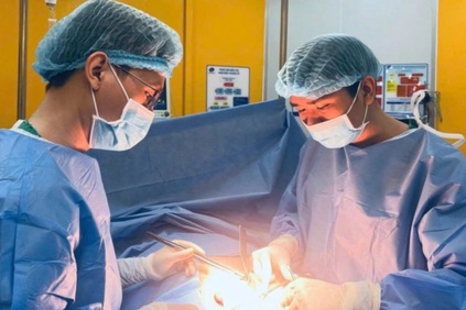 Mổ thoát vị rốn, bác sĩ phát hiện "sát thủ ẩn mình" trong bụng cụ ông