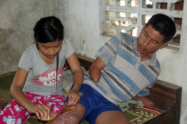 Rớt nước mắt cô bé lớp 7 oằn mình thay mẹ chăm bố gặp nạn, nuôi hai em thơ