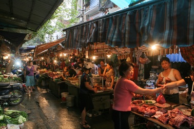 Chợ Hàng Bè xưa họp và bày bán giữa lòng đường phố cổ