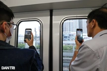 Khách cởi đồ chụp ảnh ở Metro số 1 TPHCM