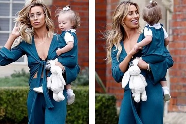 Ferne McCann sành điệu bên con gái nhỏ