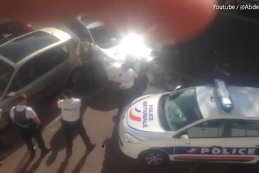 Khoảnh khắc cảnh sát Pháp bắn nghi phạm cố thủ trong xe