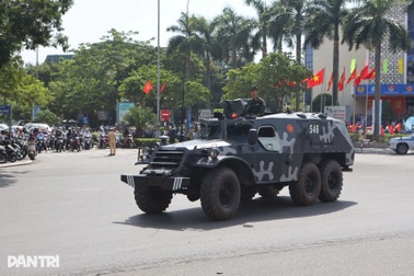 Xe bọc thép của lực lượng vũ trang thị uy, trấn áp tội phạm mua bán người