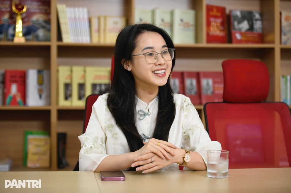Bất ngờ về cô gái có tấm bằng xuất sắc, IELTS 7.5 đi bán đất mộ - 1