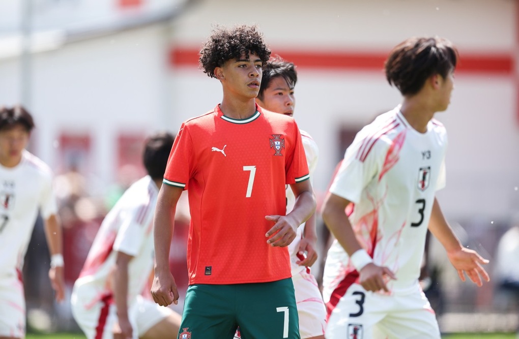 Con trai C.Ronaldo gây sốt khi mặc áo số 7, ra mắt đội U15 Bồ Đào Nha - 1 Con trai C.Ronaldo gây sốt khi mặc áo số 7, ra mắt đội U15 Bồ Đào Nha - 1
