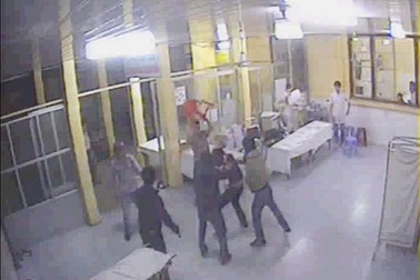 Truy sát trong bệnh viện như… đóng phim