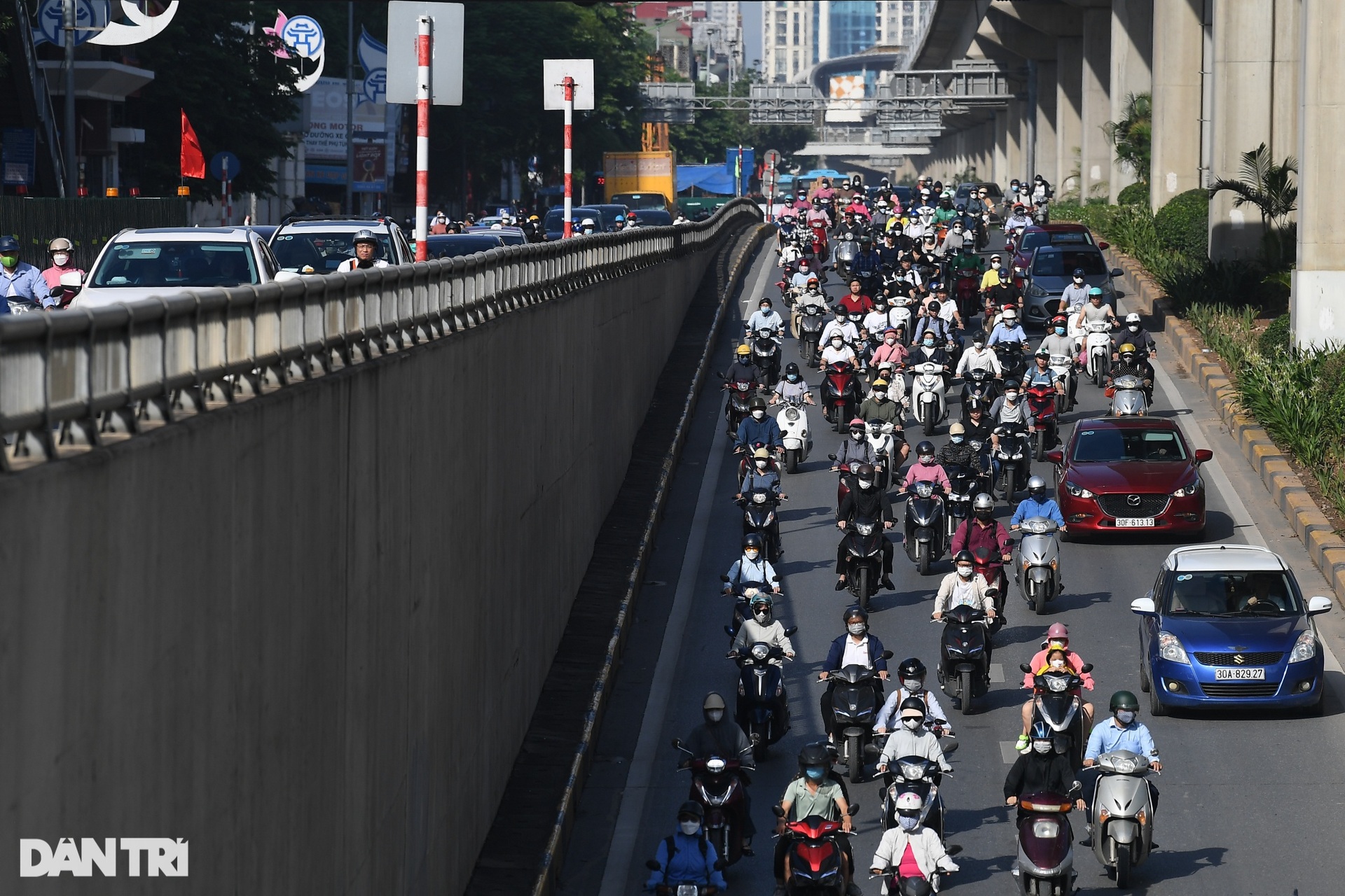 Dân né rào chắn bủa vây, ngã tư Nguyễn Trãi thông thoáng giờ cao điểm - 8 Dân né rào chắn bủa vây, ngã tư Nguyễn Trãi thông thoáng giờ cao điểm - 8