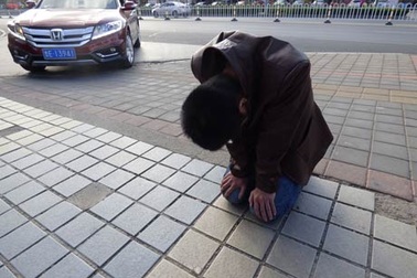 Chàng trai quỳ trên phố 30 ngày để xin lỗi bạn gái