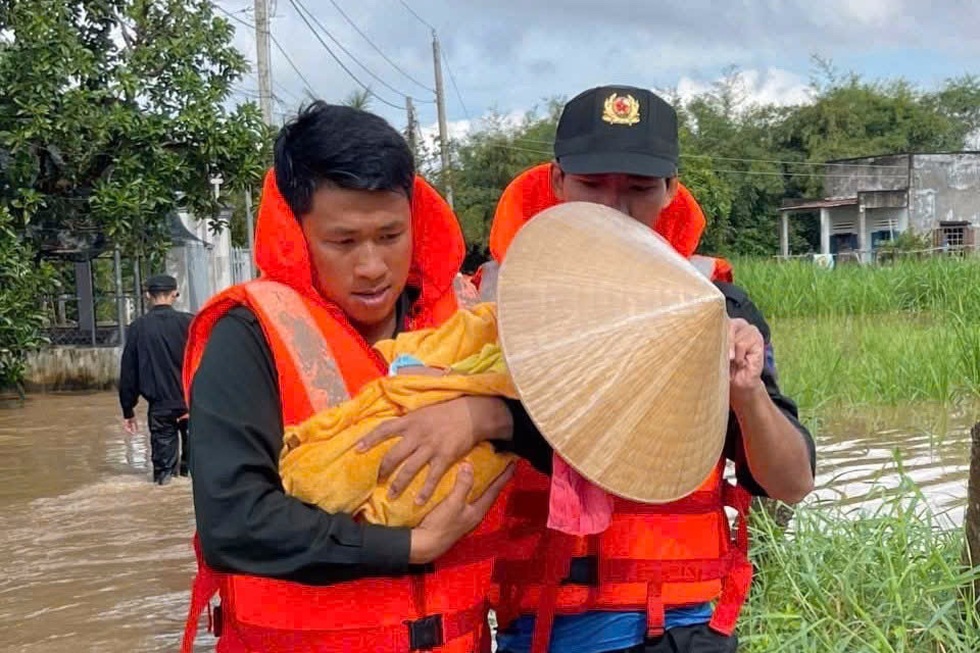 Lũ lên nhanh, người dân ở khu vực Bình Thuận bị cô lập cần cứu hộ - 1 Lũ lên nhanh, người dân ở khu vực Bình Thuận bị cô lập cần cứu hộ - 1