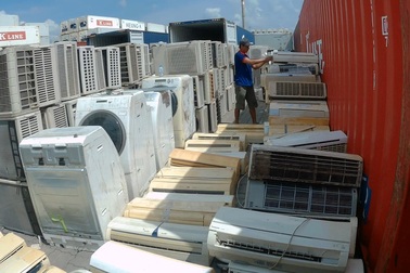 Tạm giữ 7 container hàng điện lạnh nghi nhập lậu vào TP.HCM