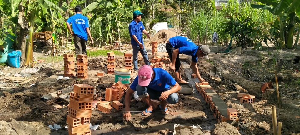 Thanh niên may khẩu trang, trao nhu yếu phẩm cho người bị cách ly - 2