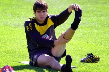 Kaka suýt “loạn đả” với đồng đội Melo