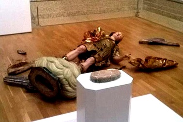 Tượng cổ vỡ vụn vì du khách thích… “tự sướng”