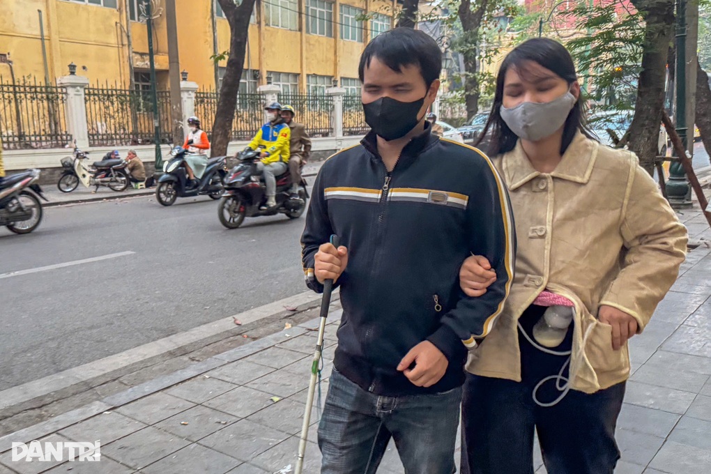 Bạn đọc ủng hộ hơn 224 triệu đồng tới vợ chồng khiếm thị, con nằm lồng kính - 2 Bạn đọc ủng hộ hơn 224 triệu đồng tới vợ chồng khiếm thị, con nằm lồng kính - 2