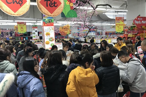 Biển người đổ đi sắm Tết, người lớn bơ phờ, trẻ con ngủ gật trên lưng mẹ chờ thanh toán