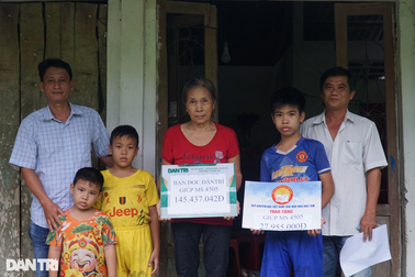 Ba anh em mồ côi sống cùng bà tâm thần được giúp hơn 145 triệu đồng