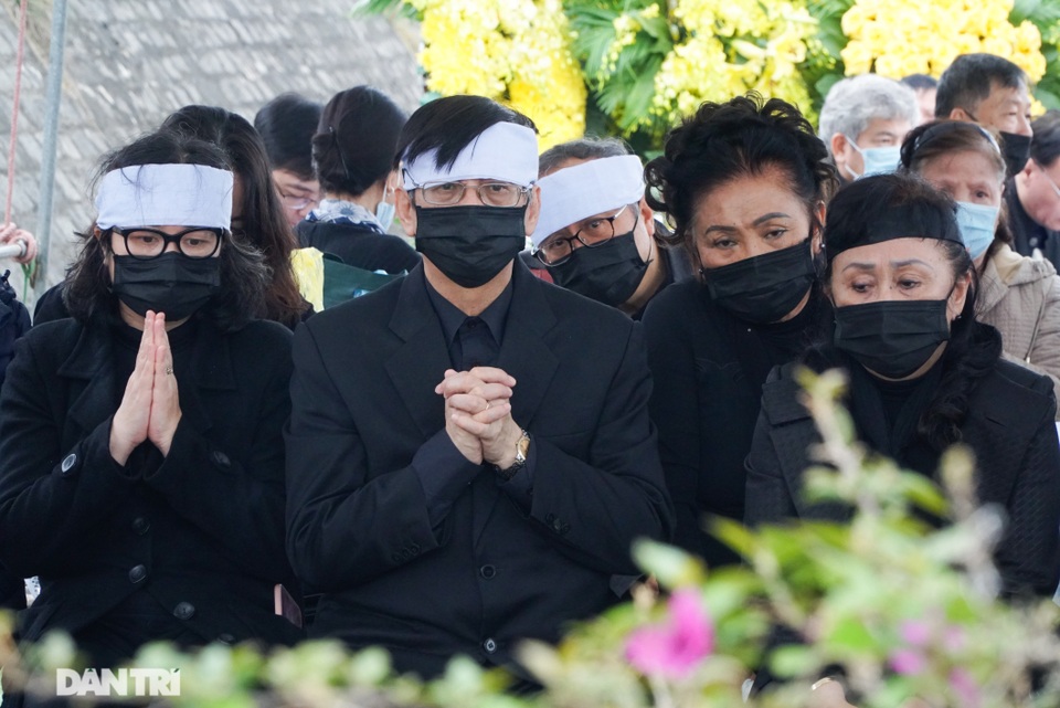 Nhiều nghệ sỹ dự lễ an táng NSND Trung Kiên tại Hòa Bình - 6 Nhiều nghệ sỹ dự lễ an táng NSND Trung Kiên tại Hòa Bình - 6