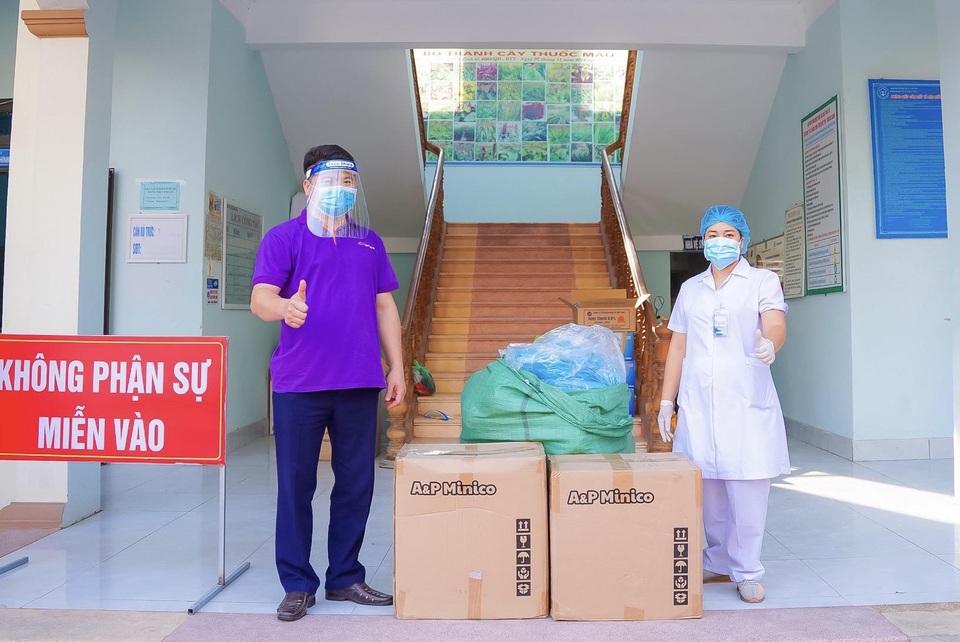 Hàng cứu trợ của bạn đọc Dân trí đã tới nơi nghìn công nhân bị mắc kẹt - 1 Hàng cứu trợ của bạn đọc Dân trí đã tới nơi nghìn công nhân bị mắc kẹt - 1